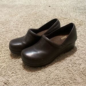 Brown vintage leather clogs